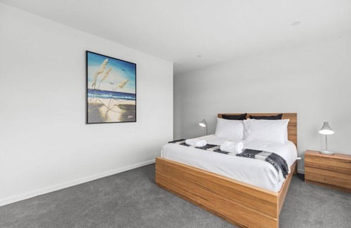 Wharewaka House | Catchn'relax Taupo - Stunning Modern 4 Bedroom, 3 Bathroom Home With Spa-pool