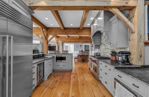 Stratton House | Catey Rose Retreat|Movie Theatre-Hot Tub-Fireplace