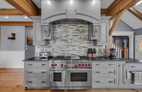 Stratton House | Catey Rose Retreat|Movie Theatre-Hot Tub-Fireplace