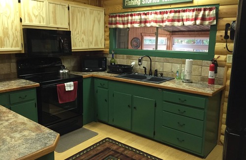 Gordonville Cabin | Catfish Cabin- cozy cabin near water in Texoma! Sleeps 4+
