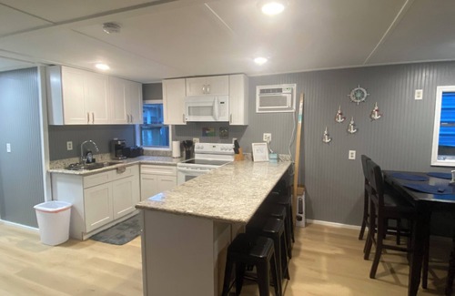 Venice Boat Rental | Catfish house boat for rent, sleeps 8,Ice machine. perfect place to fish 🐠