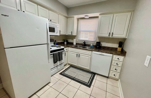 Joslyn Castle Apartment | Cathedral 1-Walking Distance to UNMC