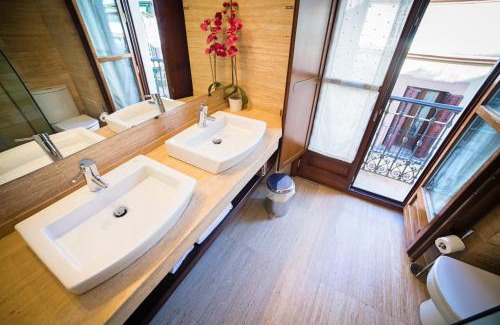 Santa Cruz Apartment | Cathedral Apartment, upper floor apartment