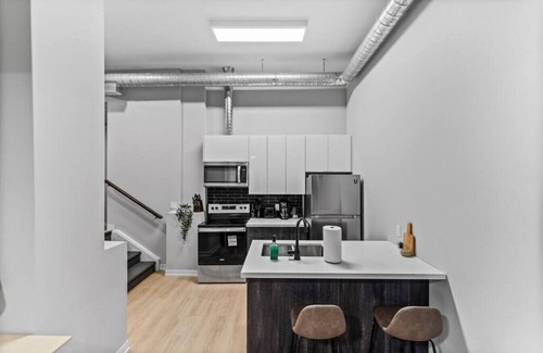 Peterborough Apartment | Cathedral Loft 2 Queen Beds DT Peterborough
