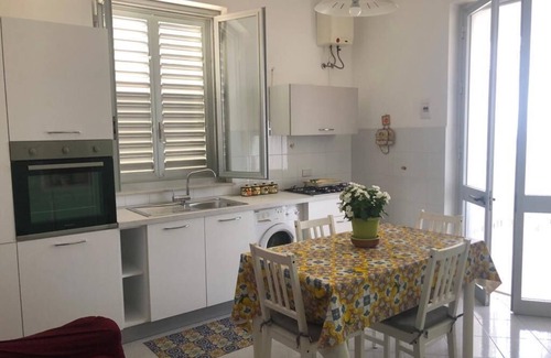 Seccagrande Apartment | Cathy's House - Charming three bedroom apartment by the sea