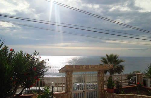 Seccagrande Apartment | Cathy's House - Charming three bedroom apartment by the sea
