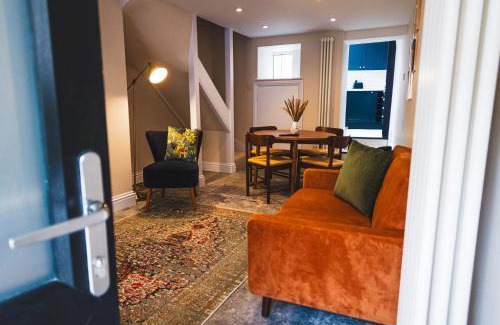 Crewkerne House | Cathys Cottage, Sun Trap Patio, Modern 3 Bed, Central, Parking