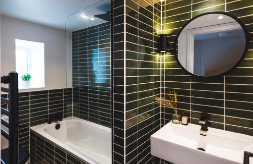 Crewkerne House | Cathys Cottage, Sun Trap Patio, Modern 3 Bed, Central, Parking