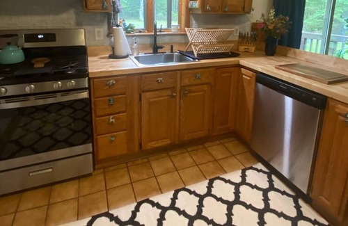 Purling House | Catskill Mt Retreat Close to Windham &Hunter Ski Resorts & Hudson Train Sleeps 6