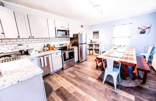 West Saugerties House | Catskill Mtn Farmhouse close to Woodstock