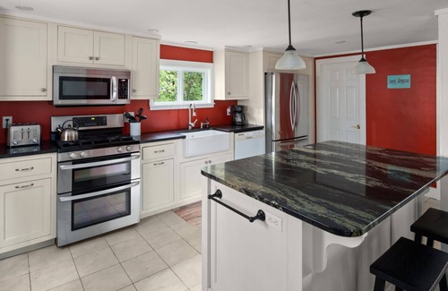 Malletts Bay Cabin | Causeway Cottage: Lake Beach & NY Biking Ferry