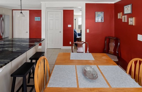 Malletts Bay Cabin | Causeway Cottage: Lake Beach & NY Biking Ferry