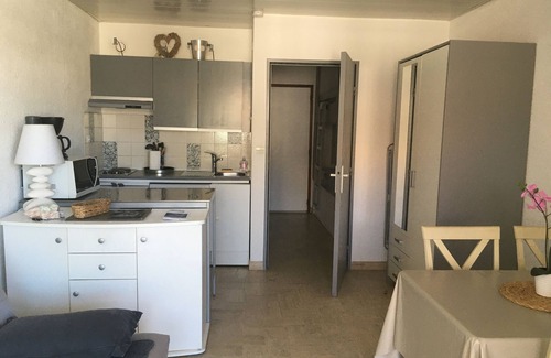 Cavaliere Apartment | Cavalaire - Studio-conditioned cabin SEA downtown at 100 meters from the beach