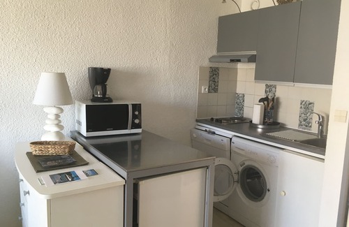 Cavaliere Apartment | Cavalaire - Studio-conditioned cabin SEA downtown at 100 meters from the beach