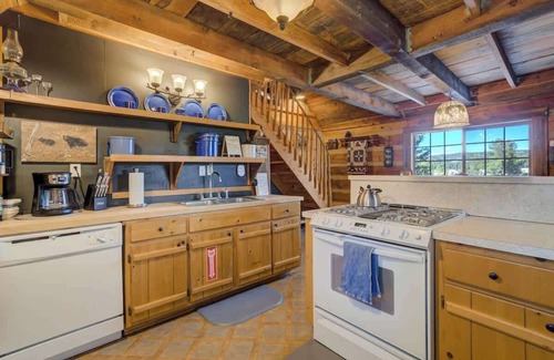 Florissant Cabin | Cave Cabin-Hot Tub -Fire Pit -MTN Experience