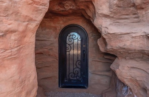 Fredonia Cabin | Cave Dwellers- Zions' Only Hand-sculpted Cave