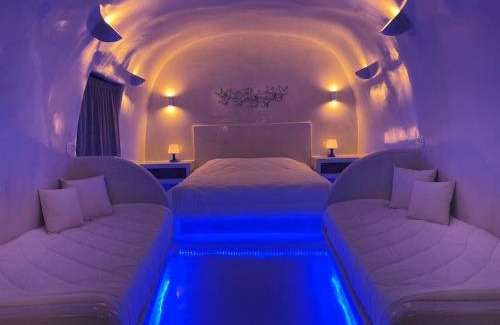 Akrotiri Apartment | Cave of Love Seafront Sunset View Santorini