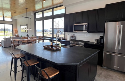 Quincy House | CaveB Lake House - come for concerts, or a relaxing get away in the sunshine