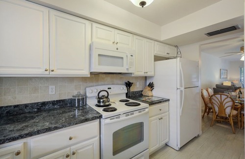 Holmes Beach Condo | Cayman Cay 107 2 Bedroom Condo by RedAwning