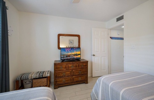 Holmes Beach Condo | Cayman Cay 107 2 Bedroom Condo by RedAwning