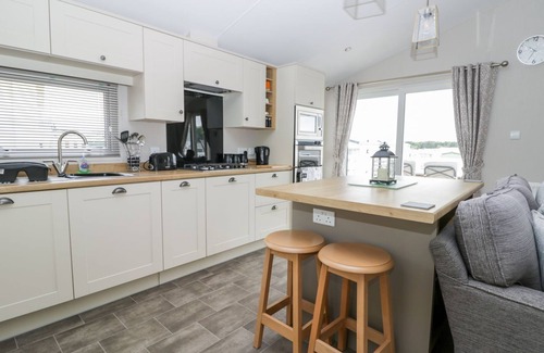 Cayton Bay Cabin | Cayton Pines Lodge at Cayton Bay Holiday Park