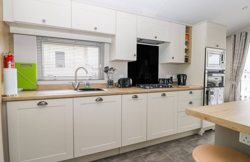 Cayton Bay Cabin | Cayton Pines Lodge at Cayton Bay Holiday Park