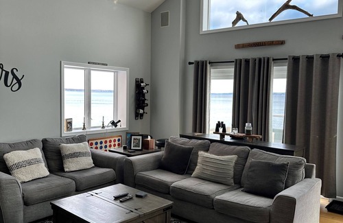 Poplar Ridge House | Cayuga Lake Front Home