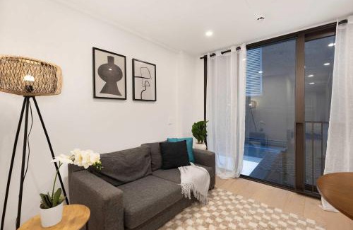 Te Aro Apartment | CBD 1BR - Modern Stay with Pool & Gym in Wellington