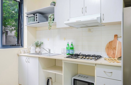 Chinatown Apartment | CBD 3br apt for 8 guests near Train & Shopping in Ultimo