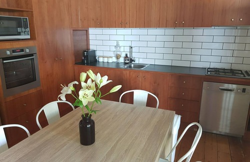 Bendigo House | CBD Myers St, Bendigo (Pet Friendly)