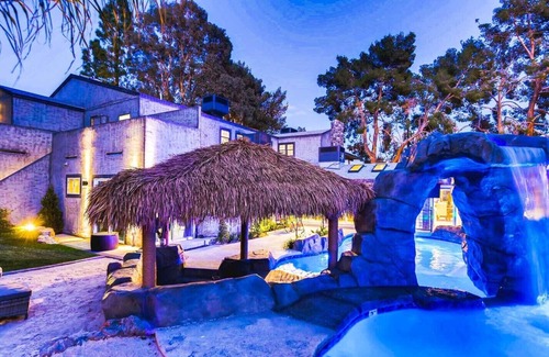 Spring Valley Villa | CC Upscale Modern 9BD/8BA Villa w/Entertainment Amenities. Sleeps 30!