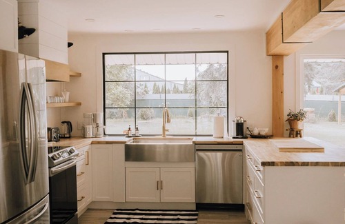 Picton House | CC’s Cottage: Indoor Pool & 2 minutes to Sandbanks