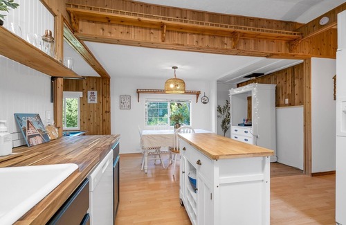 Worley Cabin | CDALake-Kayaks-Hottub-BoatSlip-PoolTable