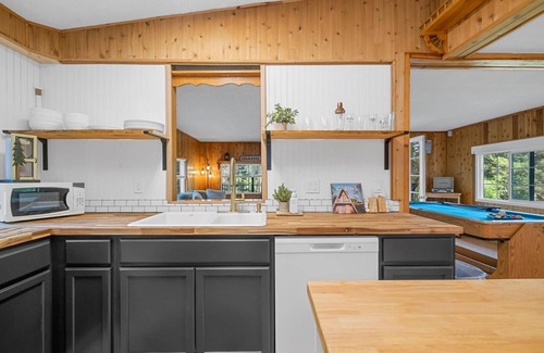 Worley Cabin | CDALake-Kayaks-Hottub-BoatSlip-PoolTable