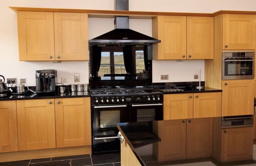 Balallan Cottage | CEANN AN LOCH COTTAGE, pet friendly, with a garden in Balallan