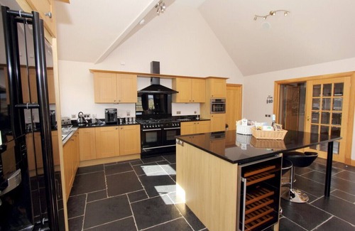 Balallan Cottage | CEANN AN LOCH COTTAGE, pet friendly, with a garden in Balallan