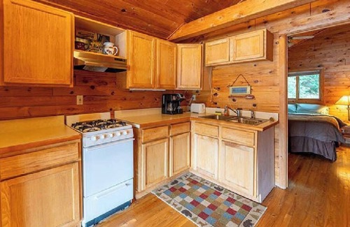 Ely Cabin | CEDAR 2 Bedroom: 3 beds & Futon