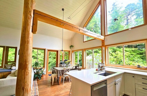 Tofino House | Cedar and Salt - Hot tub | Sauna| EV Charger