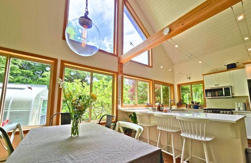 Tofino House | Cedar and Salt - Hot tub | Sauna| EV Charger