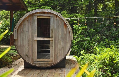 Tofino House | Cedar and Salt - Hot tub | Sauna| EV Charger