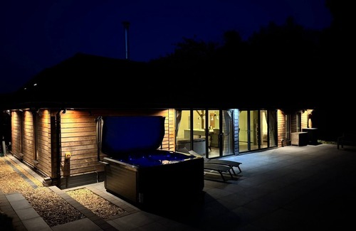 Bromsgrove House | Cedar Barn Getaway, 3 Bed, Sleeps 6, Parking