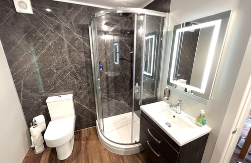 Storwood Cabin | Cedar Boutique Lodge-dog, fishing and Spa access