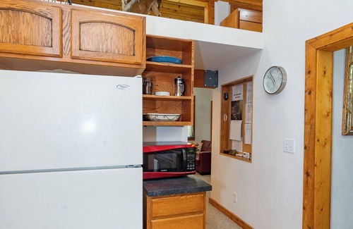 Blanchard Cabin | Cedar Cabin near Silverwood - Private and Forested