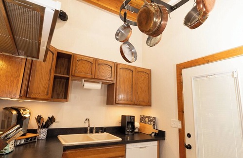 Blanchard Cabin | Cedar Cabin near Silverwood - Private and Forested