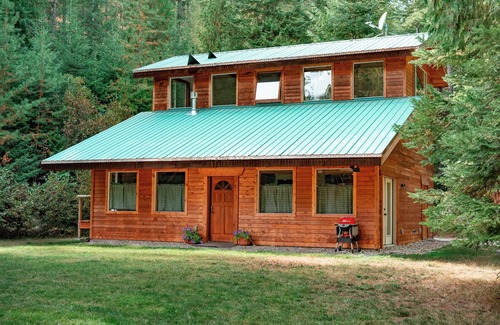 Blanchard Cabin | Cedar Cabin near Silverwood - Private and Forested