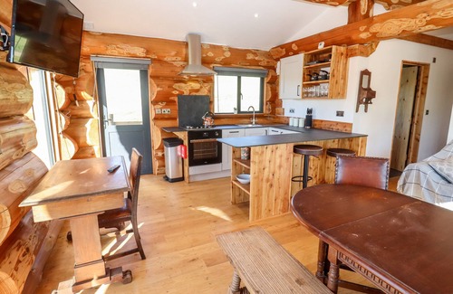 Upper Sapey Cottage | CEDAR CABIN, pet friendly, with hot tub in Clifton Upon Teme