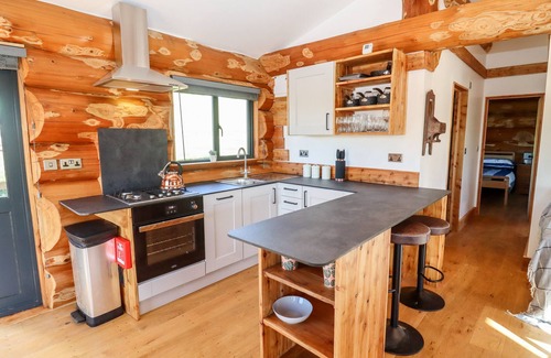Upper Sapey Cottage | CEDAR CABIN, pet friendly, with hot tub in Clifton Upon Teme