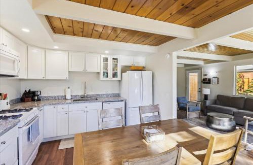 Tahoe Vista House | Cedar Chalet by Tahoe Getaways - Stunning 3BR with Fireplace & Pet Friendly