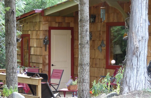 Kaslo Cottage | Cedar Cottage, a private and cozy experience