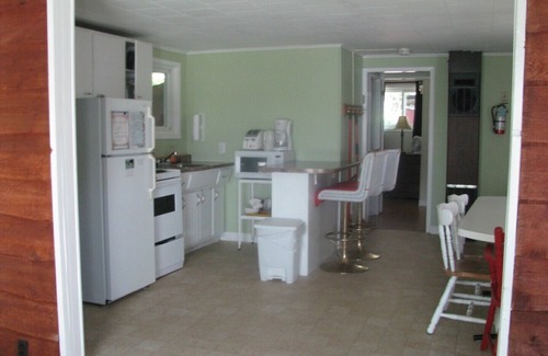 Isaacs Glen Cottage | Cedar Cottage at Shiloh Cottages - Fenelon Falls